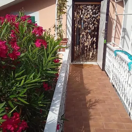 Tatil Evi Mansarda A E Spotorno *